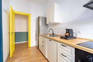 A kitchen or kitchenette at VATICAN COZY APARTMENT - GIULIANA