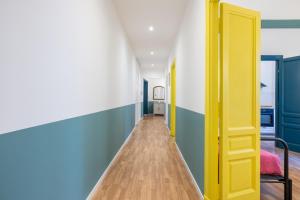 A television and/or entertainment centre at VATICAN COZY APARTMENT - GIULIANA