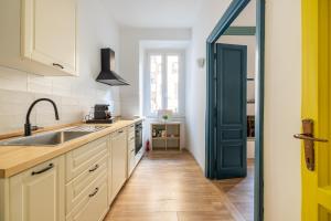 A kitchen or kitchenette at VATICAN COZY APARTMENT - GIULIANA