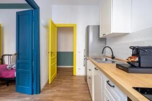 A kitchen or kitchenette at VATICAN COZY APARTMENT - GIULIANA
