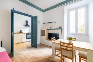 A kitchen or kitchenette at VATICAN COZY APARTMENT - GIULIANA