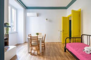A bed or beds in a room at VATICAN COZY APARTMENT - GIULIANA