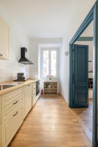 A kitchen or kitchenette at VATICAN COZY APARTMENT - GIULIANA