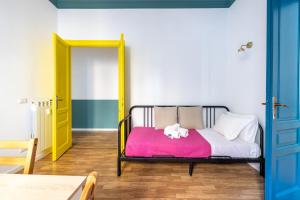 A bed or beds in a room at VATICAN COZY APARTMENT - GIULIANA