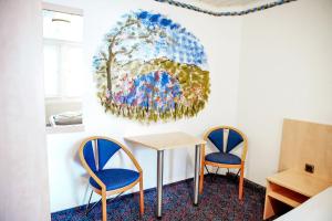 two chairs and a table in a room with a painting at Smart Resorts B&B 3 BB 1004 in Winterberg