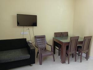 TV a/nebo společenská místnost v ubytování Lakshmi Ammal Guest House