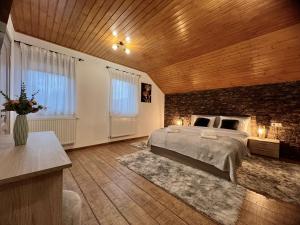 Ένα ή περισσότερα κρεβάτια σε δωμάτιο στο Casa Iris Mogoșa