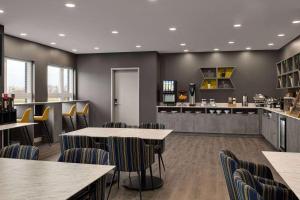 Restaurace v ubytování Microtel Inn & Suites by Wyndham Boisbriand