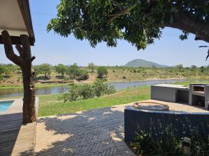 Simbini Sunset Cottage في ماليلين: فناء مطل على نهر وشجر +16 صورة