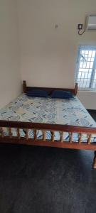 Un pat sau paturi într-o cameră la Yazhisai Illam