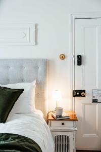 Gambar di galeri bagi Room at Historic Benambra Boutique Accommodation - c1883 - 'Lonsdale Suite' di Queenscliff