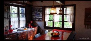 une cuisine avec une table avec un bol de fruits dessus dans l'établissement Phedra's House Spata- Artemida, à Artemi