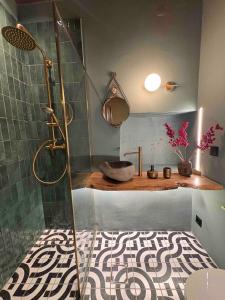 a bathroom with a shower with a sink and a toilet at Το Aρχοντικό των Τσιντζίνων in Polídhroson