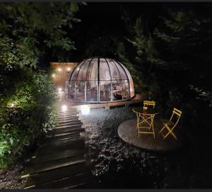 Sainte-MarieLa St masphair的前面有桌椅的温室