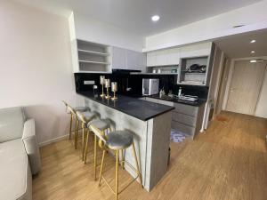 Kuchyň nebo kuchyňský kout v ubytování KO-Z Place Aru Suites