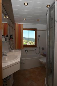 Kúpeľňa v ubytovaní Landhaus Beate + 37 fotografií