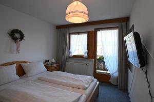 Posteľ alebo postele v izbe v ubytovaní Landhaus Beate