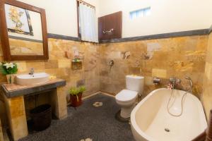 Ein Badezimmer in der Unterkunft Doni House & Villas