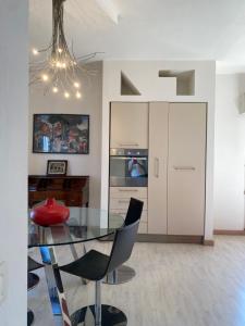a dining room with a glass table and chairs at Appartamento Casa Anna in Garda