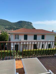 a house with a balcony with a mountain in the background at Appartamento Casa Anna in Garda