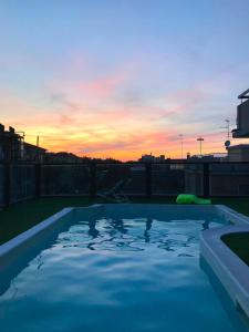 Bazén v ubytování Hotel Caesar nebo v jeho okolí