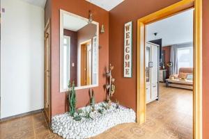 ナミュールにあるLa Casa pour Neufの鏡付きの廊下