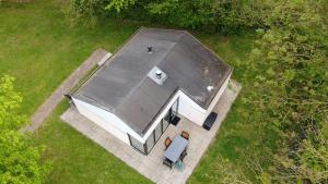 eine Draufsicht auf ein Haus mit einem Dach in der Unterkunft Bungalowpark Simpelveld - Schakel 24 in Simpelveld