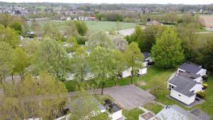eine Luftansicht eines Hauses mit Bäumen und Häusern in der Unterkunft Bungalowpark Simpelveld - Schakel 24 in Simpelveld