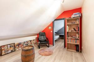 ナミュールにあるLa Casa pour Neufの屋根裏部屋(椅子、本棚付)