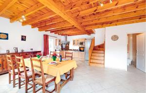 eine Küche und ein Esszimmer mit Holzdecke in der Unterkunft Nice Home In Louvie-Soubiron in Louvie-Soubiron