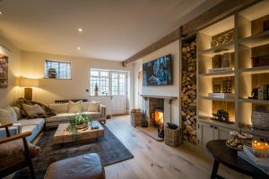 Una sala de estar con un sofá y una chimenea. en The Brew House, en Harrogate