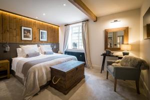 Un dormitorio con una cama grande y una silla. en The Brew House, en Harrogate