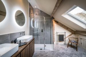 un baño con lavabo y ducha en The Brew House, en Harrogate 14 fotos más