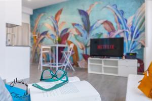 TV a/nebo společenská místnost v ubytování Maison Claude