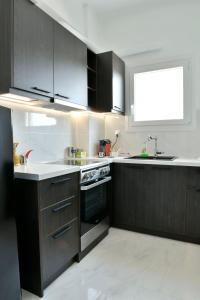 Η κουζίνα ή μικρή κουζίνα στο Krezias Apartments E7