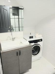 Kuchyň nebo kuchyňský kout v ubytování The U HOMES APART + 37 fotografií