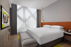 Voodi või voodid majutusasutuse Home2 Suite by Hilton Chongqing Wanzhou toas