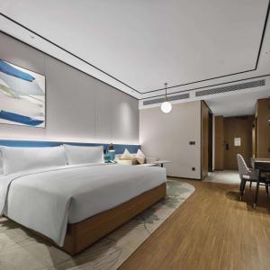 Postel nebo postele na pokoji v ubytování Hilton Garden Inn Beijing Yizhuang
