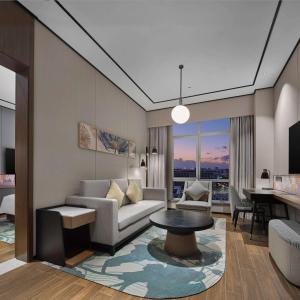 TV a/nebo společenská místnost v ubytování Hilton Garden Inn Beijing Yizhuang