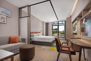 Rúm í herbergi á Home2 Suite by Hilton Chengdu Pengzhou