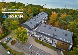 an aerial view of a building in a parking lot at 365PAM - DWIE SOSNY - Apartament na wydmie - SAUNA, JACUZZI, SIŁOWNIA, BAWIALNIA in Ustronie Morskie