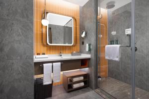Baðherbergi á Home2 Suite by Hilton Chengdu Pengzhou