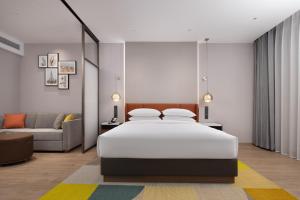 Rúm í herbergi á Home2 Suite by Hilton Chengdu Pengzhou