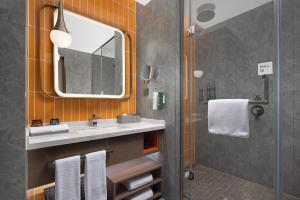 Baðherbergi á Home2 Suite by Hilton Chengdu Pengzhou