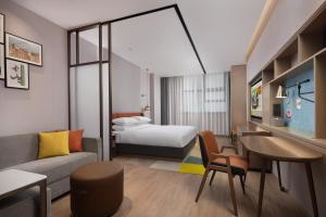 Rúm í herbergi á Home2 Suite by Hilton Chengdu Pengzhou