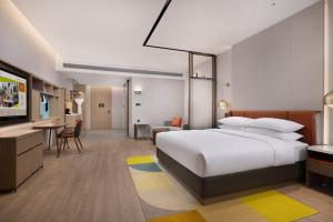 Rúm í herbergi á Home2 Suite by Hilton Chengdu Pengzhou