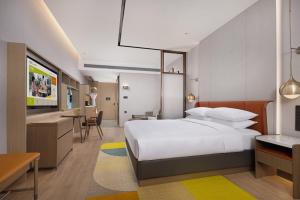 Rúm í herbergi á Home2 Suite by Hilton Chengdu Pengzhou