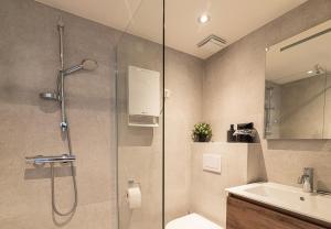 a bathroom with a shower and a sink at Bungalowpark Simpelveld - Delta 142 in Simpelveld