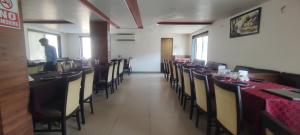 Εστιατόριο ή άλλο μέρος για φαγητό στο Hotel SkyLark Inn managed by M K Hospitality