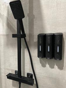 a microphone on a stand next to a group of batteries at Maison de l'Aar Appartement le Diamant luxueux et neuf 2 chambres Grand Salon Séjour in Strasbourg